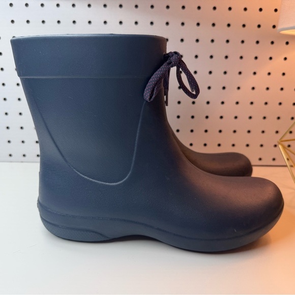 Women’s Crocs Freesail Shorty Rain Boot 203851 in Dark Navy Women's Size 8 - Picture 3 of 16
